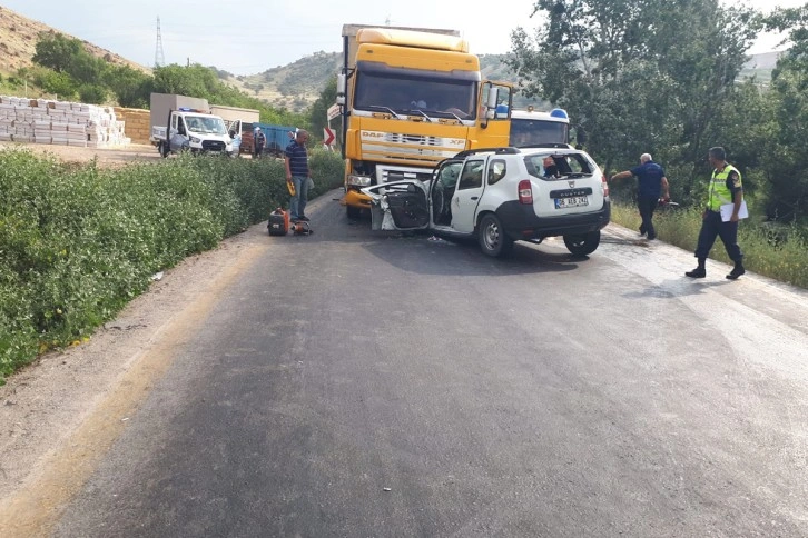 Ankara’da otomobil tırla kafa kafaya çarpıştı: 1 yaralı