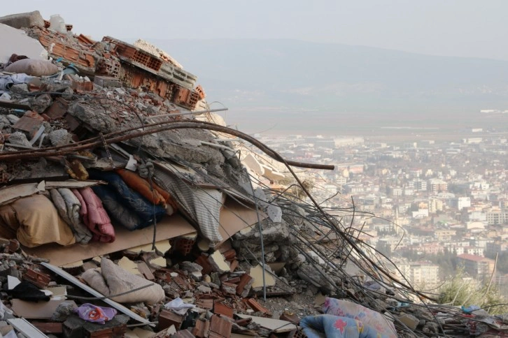 Anne ve babasını depremde kaybeden depremzede konuştu: 'Bina öne devrilerek yıkılmış'