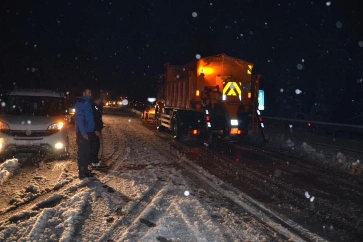 Antalya-Konya karayolunda kar yağışı sebebiyle tırların geçişine izin verilmiyor