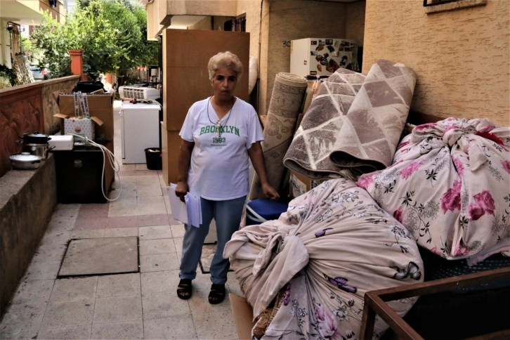 Antalya’da 4 çocuk annesi kadın eşyalarıyla birlikte dışarda kaldı