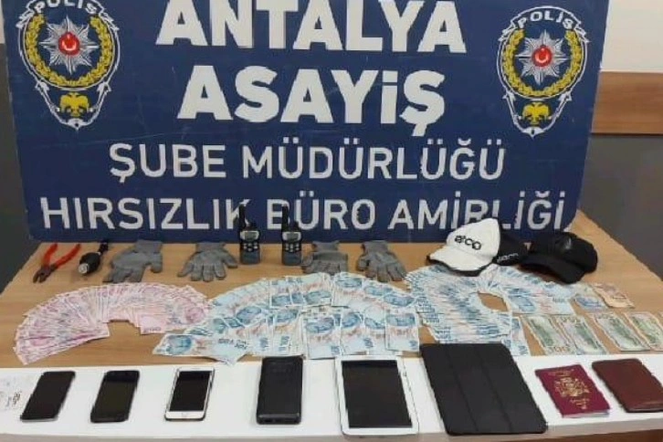 Antalya’da bir araçtan 60 bin lira çalan hırsızlar İzmir’de yakalandı