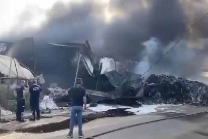 Antalya’da geri dönüşüm tesisi alev alev yandı, gökyüzü siyaha büründü