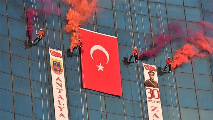 Antalya’da JAK Timi halatla sarktıkları 21 katlı binada Türk bayrağı açtı