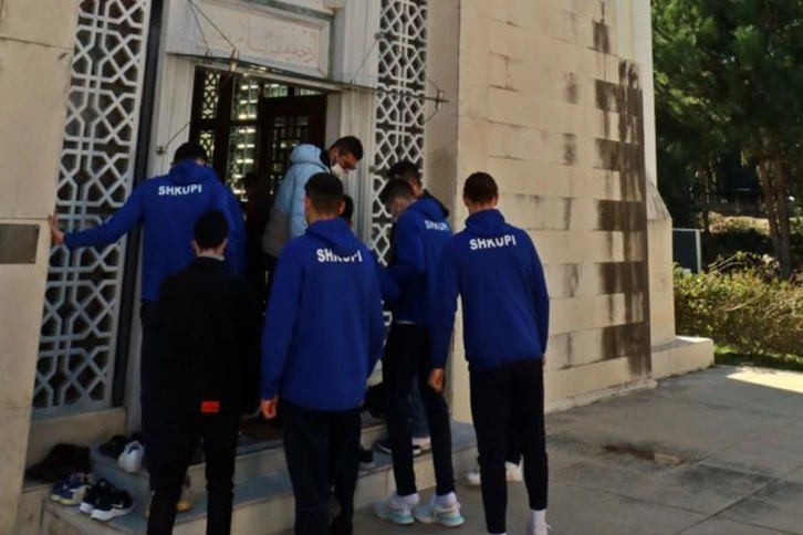Antalya’da kamp yapan Süper lig ekipleri Cuma namazını ‘Dinler Bahçesi’nde kıldı