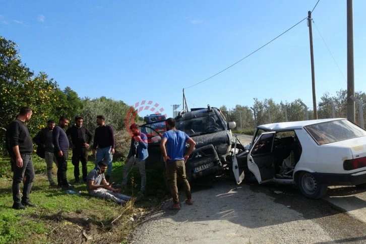 Antalya'da kamyonet otomobille çarpıştı: 2 yaralı