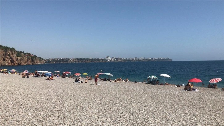 Antalya'da serinlemek isteyenler sahillerde yoğunluk oluşturdu