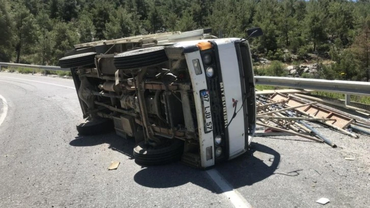 Antalya’da trafik kazası: 3 yaralı