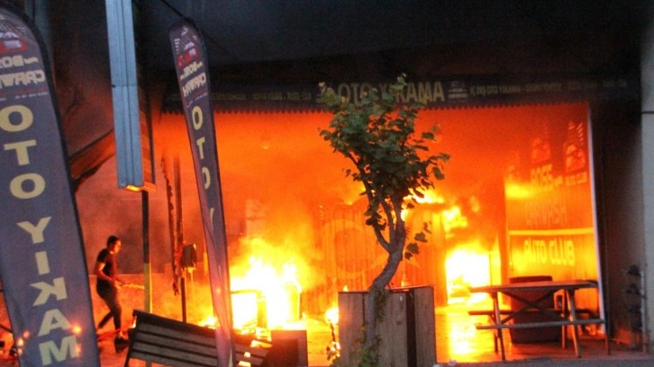 Antalya'da yangın paniği: İşyeri kullanılamaz hale geldi!