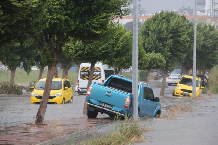Antalya’da yollar dere yatağına döndü, araçlar mahsur kaldı