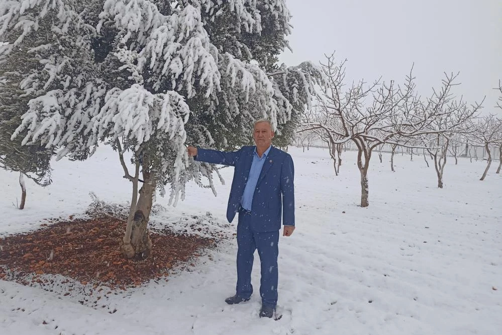 Araban'da kar yağışları &ccedil;ift&ccedil;iler ve &uuml;reticilerin y&uuml;z&uuml;n&uuml; g&uuml;ld&uuml;rd&uuml;