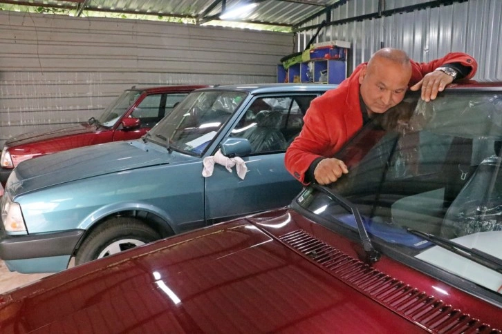 Araçlarına toz kondurmuyor, ayakkabısını çıkarıp öyle sürüyor