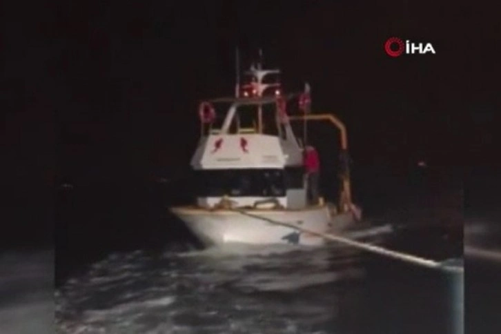 Arıza yapan balıkçı teknesi meslektaşları tarafından kurtarıldı