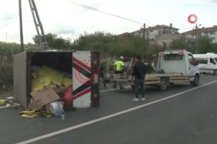Arnavutköy’de elektrik direğine çarpan kamyonet devrildi