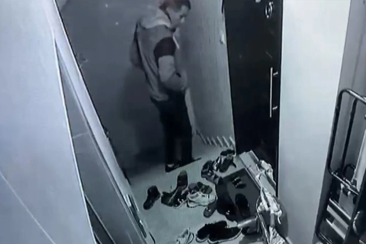 Arnavutköy’de modeline göre ayakkabı çalan hırsız kamerada