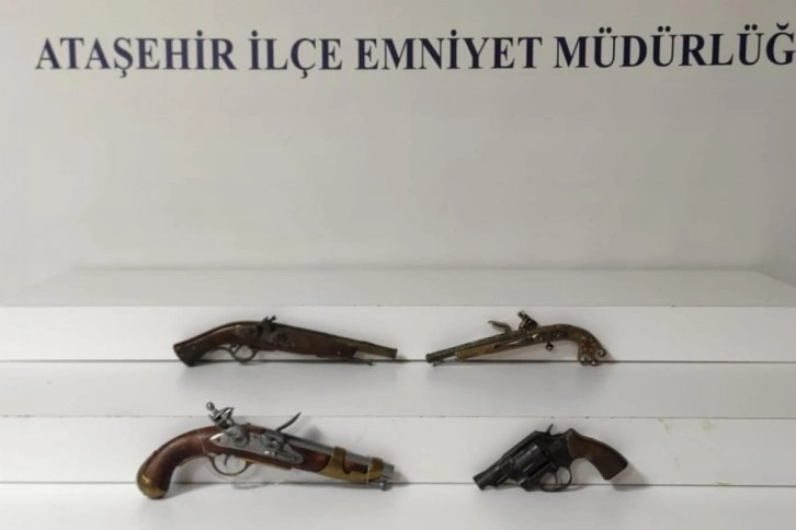 Ataşehir’de antika silah deposuna baskın: 35 tüfek ve tabanca ele geçirildi