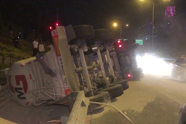 Ataşehir'de minibüsle çarpışan beton mikseri devrildi: 2 yaralı