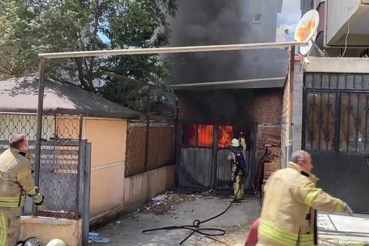 Ataşehir’de otomobil yedek parçalarının olduğu garaj alev alev yandı