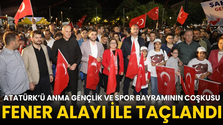 Atatürk’ü Anma Gençlik ve Spor Bayramının Coşkusu, Fener Alayı İle Taçlandı