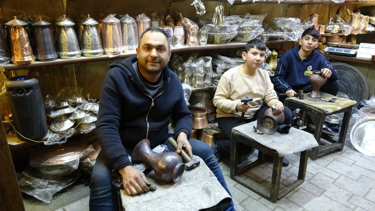 Babasından &ouml;ğrendiği mesleğini &ccedil;ocuklarına &ouml;ğretiyor