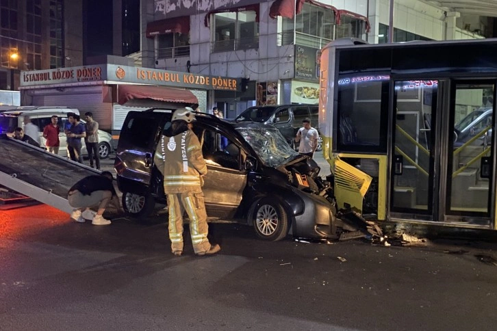 Bağcılar'da kontrolünü kaybeden sürücü İETT otobüsüne çarptı: 4'ü ağır 6 yaralı