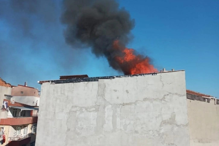 Bahçelievler'de binanın çatısında çıkan yangın paniğe neden oldu