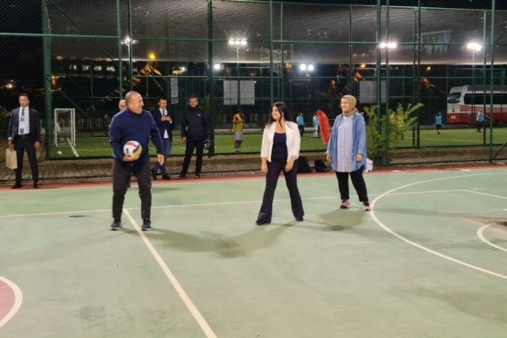 Bakan Çavuşoğlu, basın mensuplarıyla voleybol oynadı