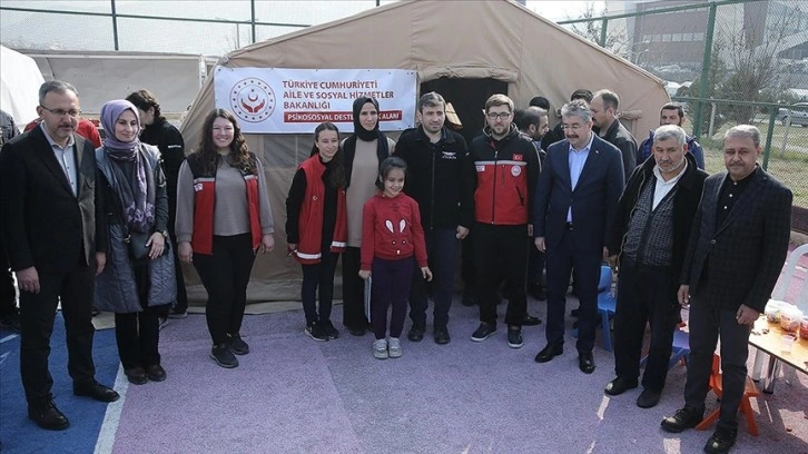 Bakan Kasapoğlu ile Baykar Yönetim Kurulu Başkanı Bayraktar, depremzedeleri ziyaret etti