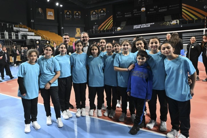 Bakan Kasapoğlu ile Guidetti, Kars'tan gelen kız voleybolcularla buluştu