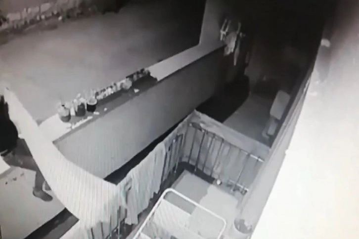 Balkondaki çamaşırı çalan şahıslar güvenlik kamerasında