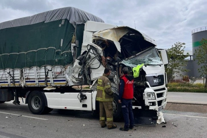 Bandırma-Çanakkale karayolunda 2 tır kaza yaptı