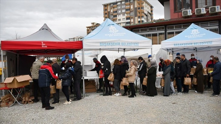 Başakşehir Belediyesi, ramazanda depremzedelerin gönül sofralarını bereketlendiriyor