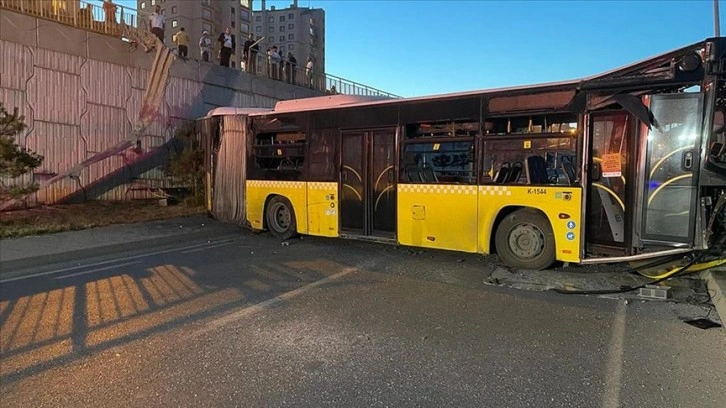 Başakşehir'de bariyerleri aşan İETT otobüsü bağlantı yoluna düştü