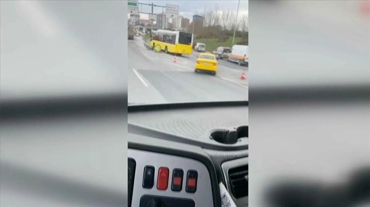 Başakşehir'de hafif ticari araç ile çarpışan İETT otobüsü bariyerlere saplandı
