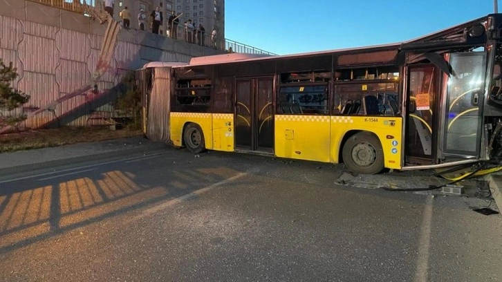 Başakşehir'de İETT otobüsü bariyerleri aştı, bağlantı yoluna düştü