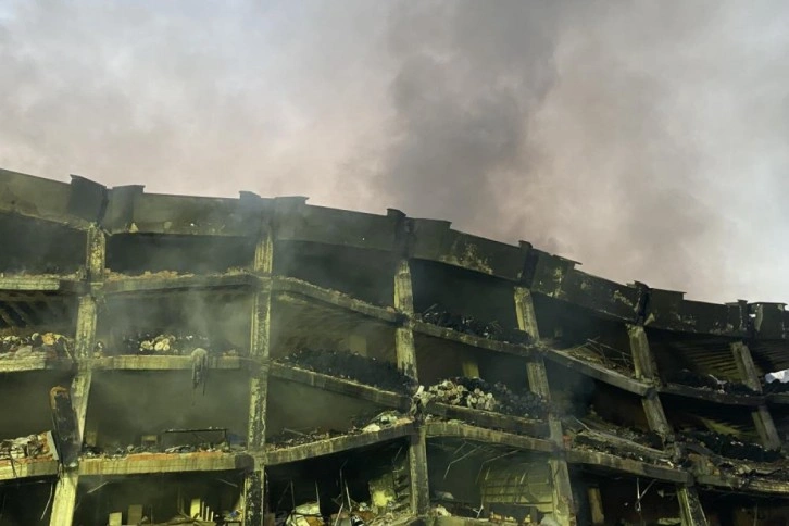 Başakşehir'de iş hanı yangının 3. gününde söndürme çalışmaları devam ediyor