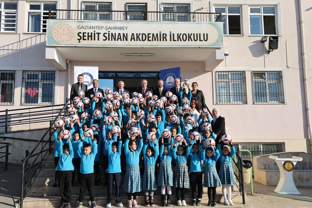 Başkan Tahmazoğlu okulunu temiz tutan ilkokul öğrencilerine top hediye ediyor