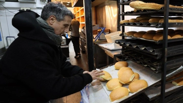 Belçika'da otelinde evsizleri ağırlayan Faslı iş adamı geceleri muhtaçlara ekmek dağıtıyor