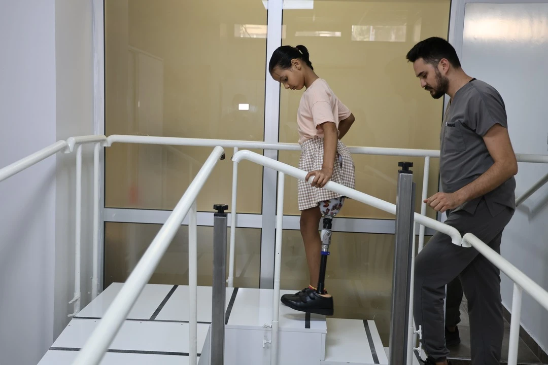 Belediye otobüsü altında kalan Rukiye, protez bacakla ilk adımı attı