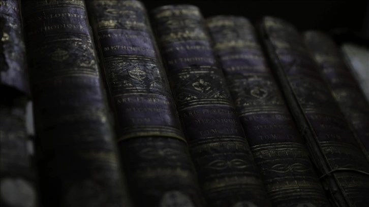 Beş asırlık kitaplarıyla 'tarih kokan kütüphane'