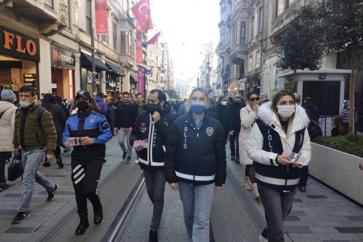 Beyoğlu polisi Taksim’de KADES uygulamasını tanıttı