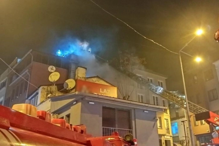 Beyoğlu’nda 4 katlı ahşap bina alev alev yandı