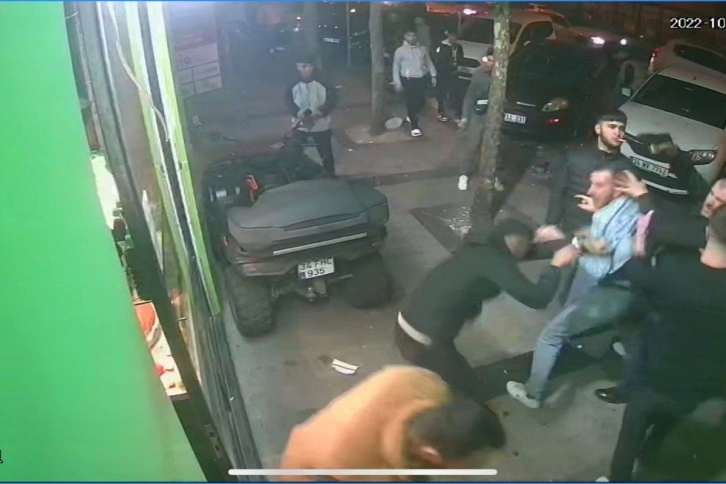 Beyoğlu&rsquo;nda &ccedil;iğk&ouml;ftecide baba ve oğlunu darp eden ş&uuml;pheliler yakalandı