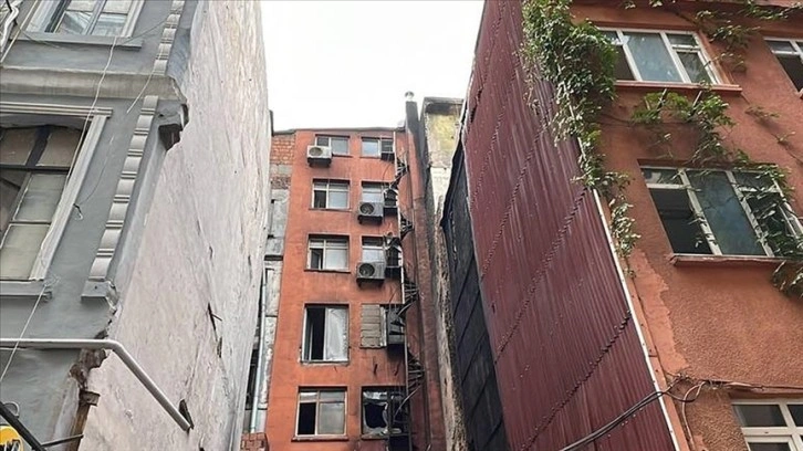 Beyoğlu'nda çıkan yangın otel ile bir binada hasara neden oldu