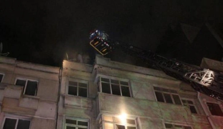 Beyoğlu'nda otellerin bulunduğu caddede bir binada yangın paniği