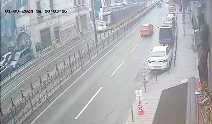 Beyoğlu’nda tramvayın kamyoneti sürüklediği anlar güvenlik kamerasında