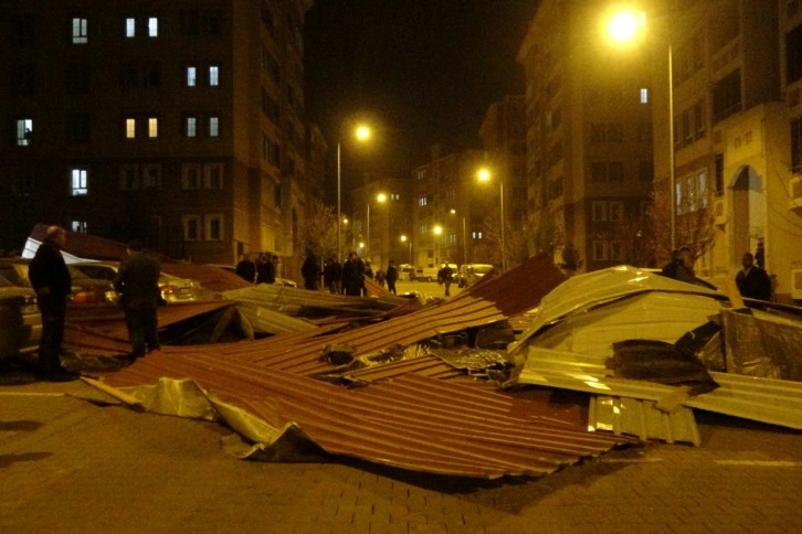 Bingöl’de şiddetli rüzgar çatıları uçurdu, otomobiller zarar gördü