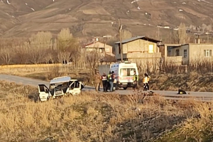 Bitlis'te göçmenleri taşıyan minibüs takla attı: 4 ölü, 25 yaralı