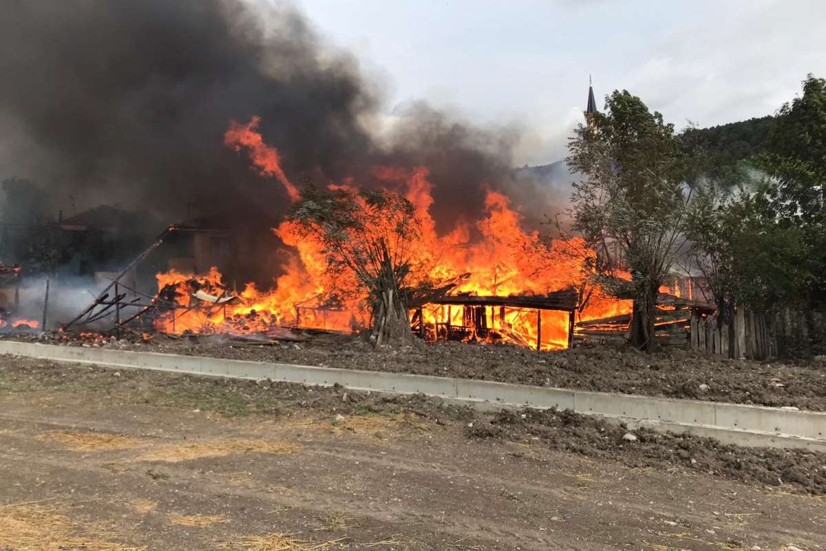 Bolu'da 2 ev, 3 samanlık alev alev yandı