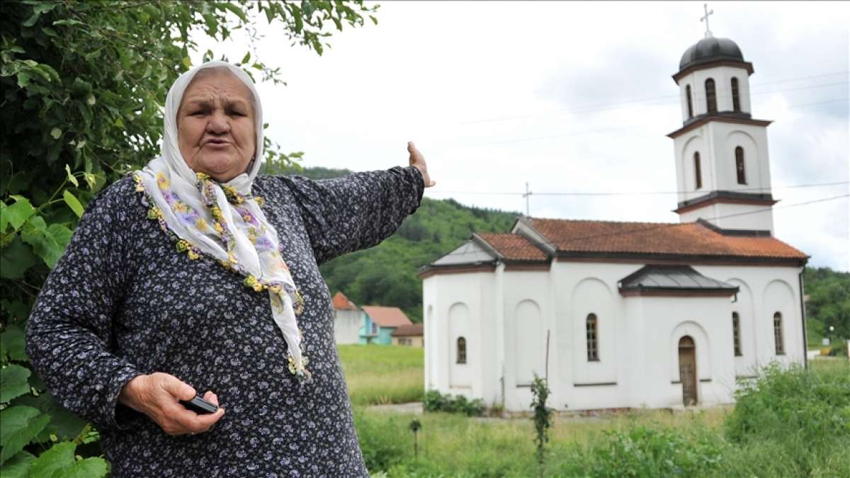 Boşnak nine Orloviç'in bahçesine izinsiz yapılan Ortodoks kilisenin yıkımına başlandı
