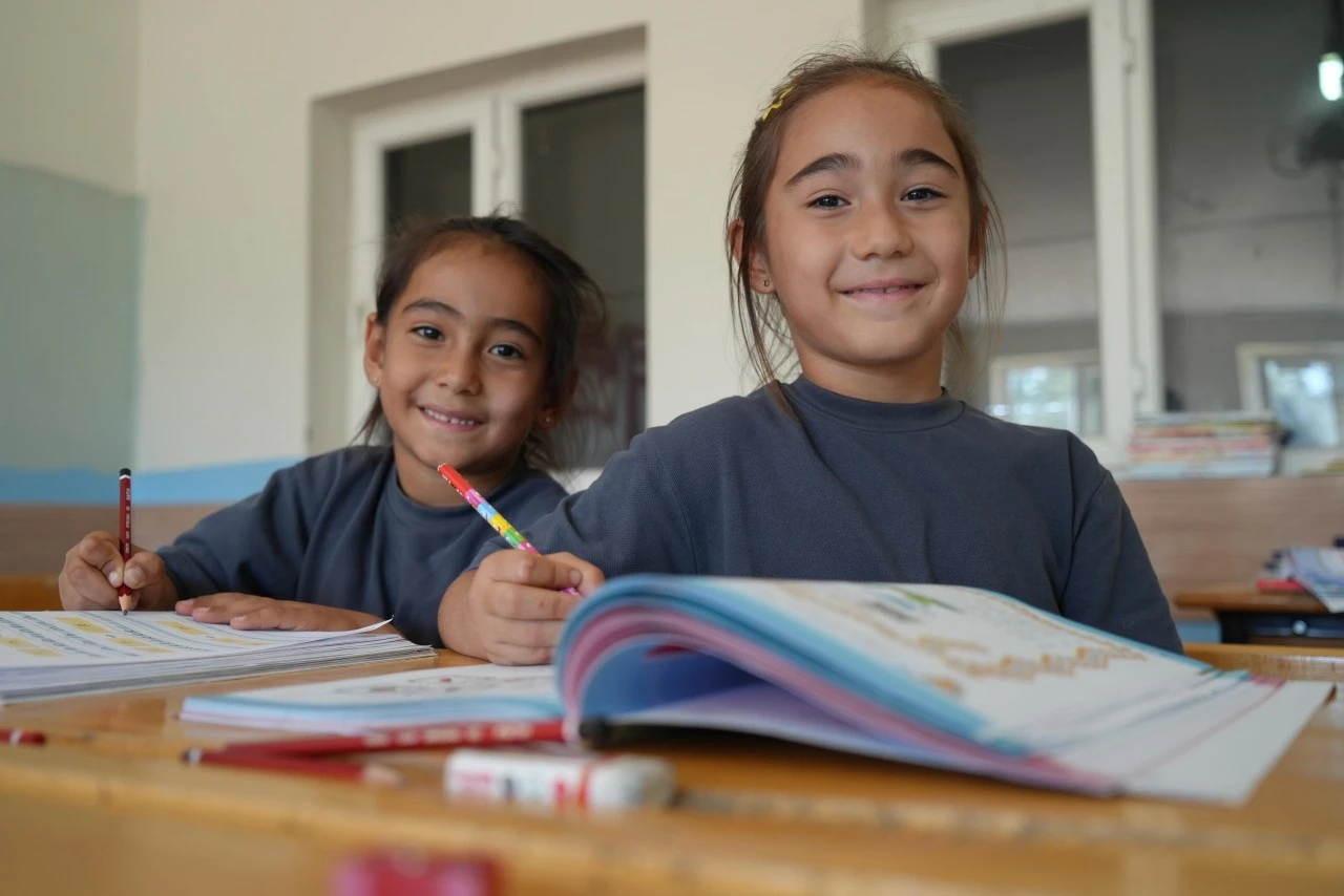 Bu okulda iki öğrenci, bir öğretmen var